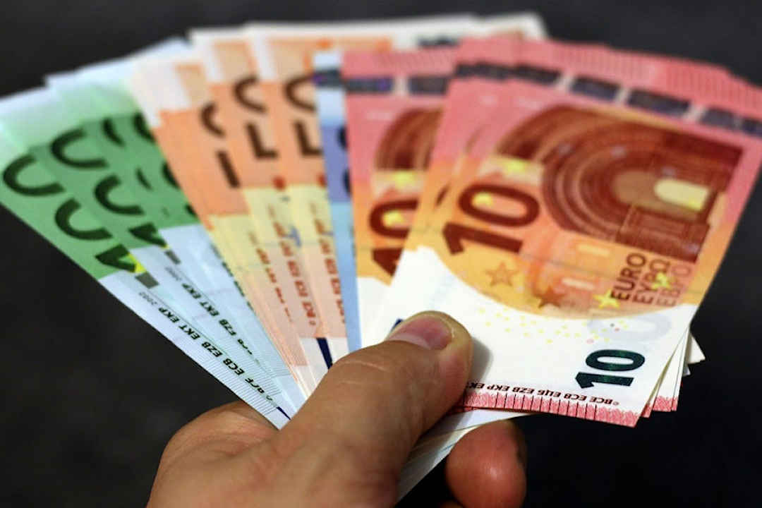 Handing over EUR currency
