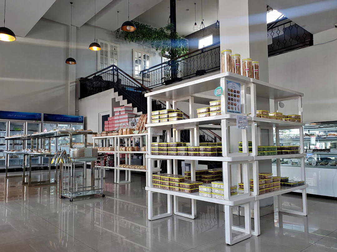 almond bakery and resto yogyakarta interior2