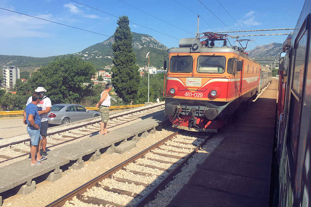 bar belgrade train entering station