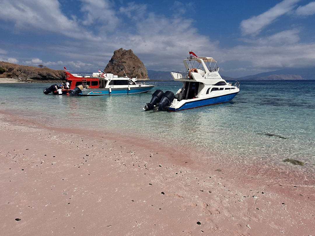 boats at pink beach padar island