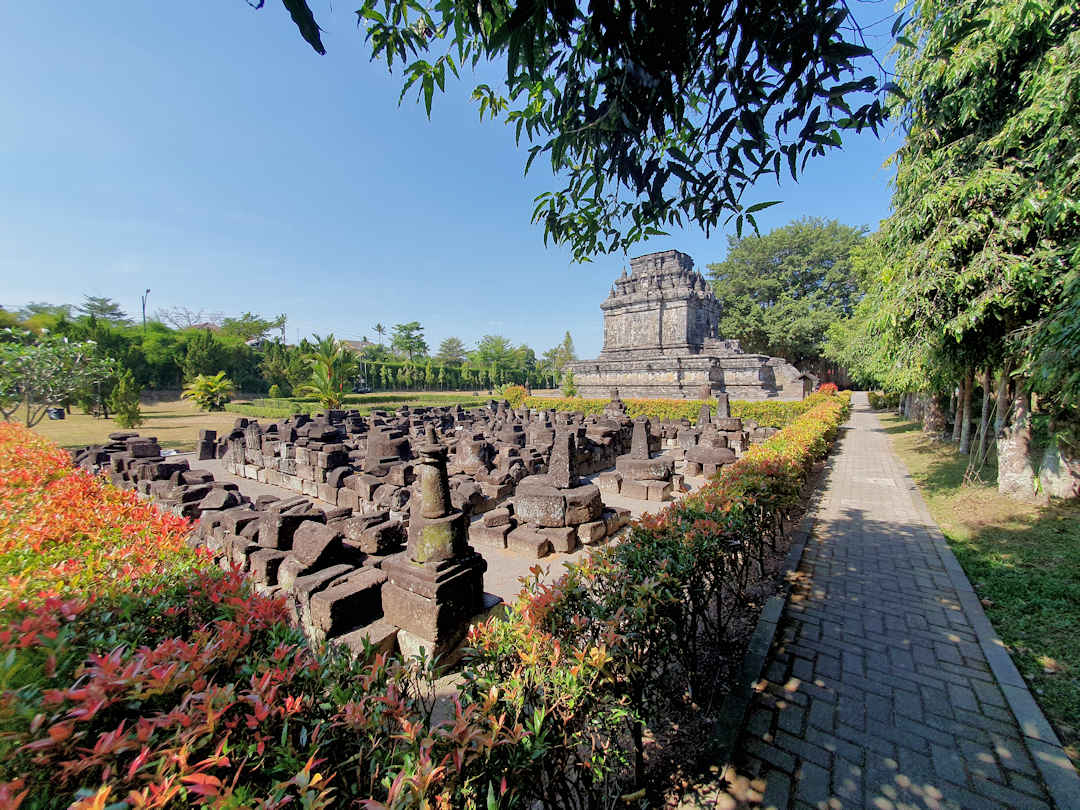 candi mendut in borobudur