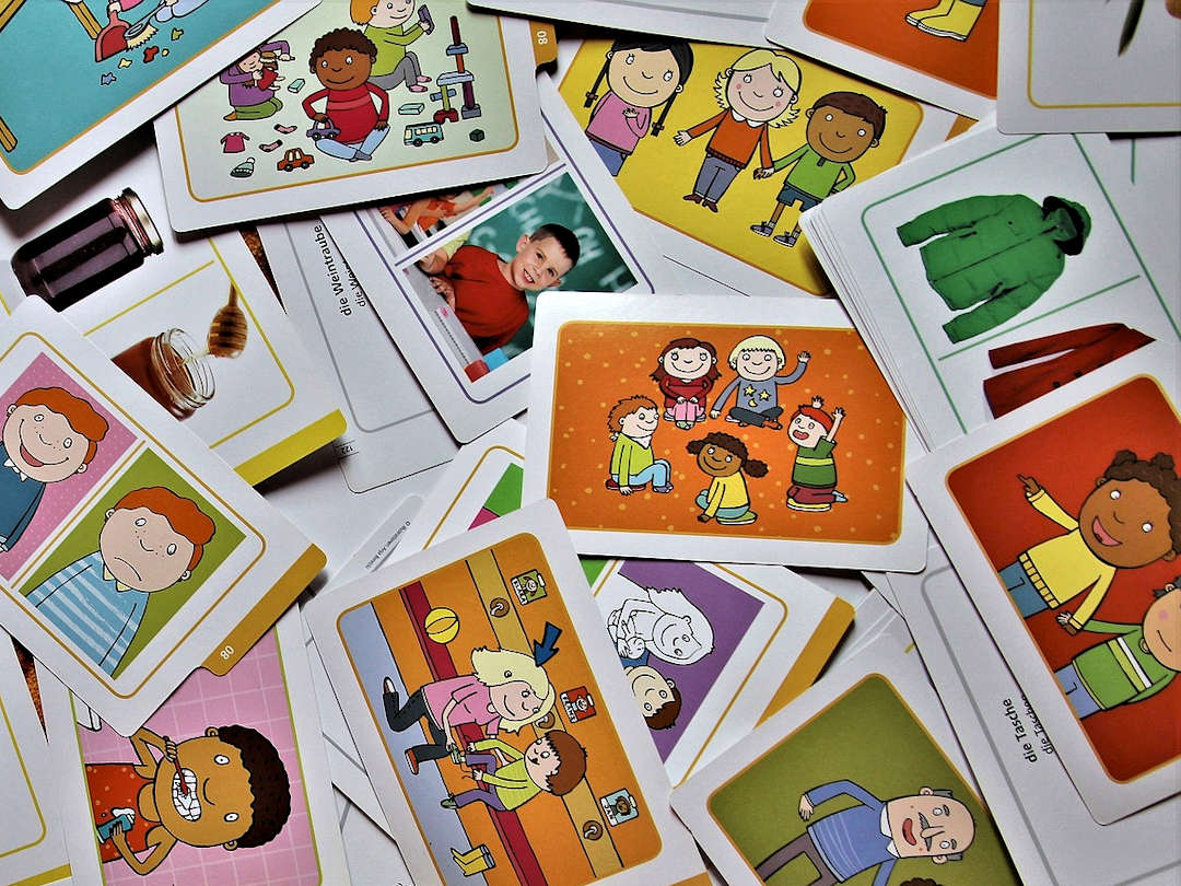 flash cards pasja1000 pixabay Pile of illustrated flashcards showing people, objects, and everyday scenes used for language learning