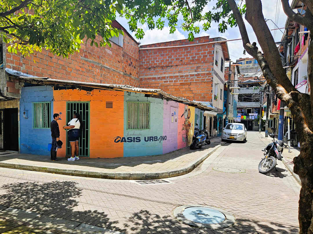 fundación oasis urbano in moravia Street view of the Oasis Urbano building in Moravia, Medellín, part of the Comuna 4 walking tour