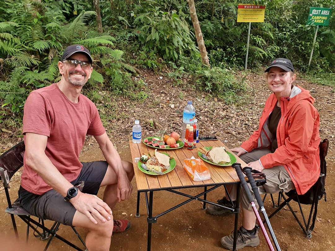 lunch during mt rinjani hike