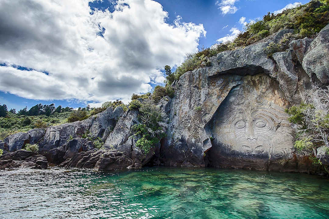 maori rock carvings lake taupo holger heinze pixabay