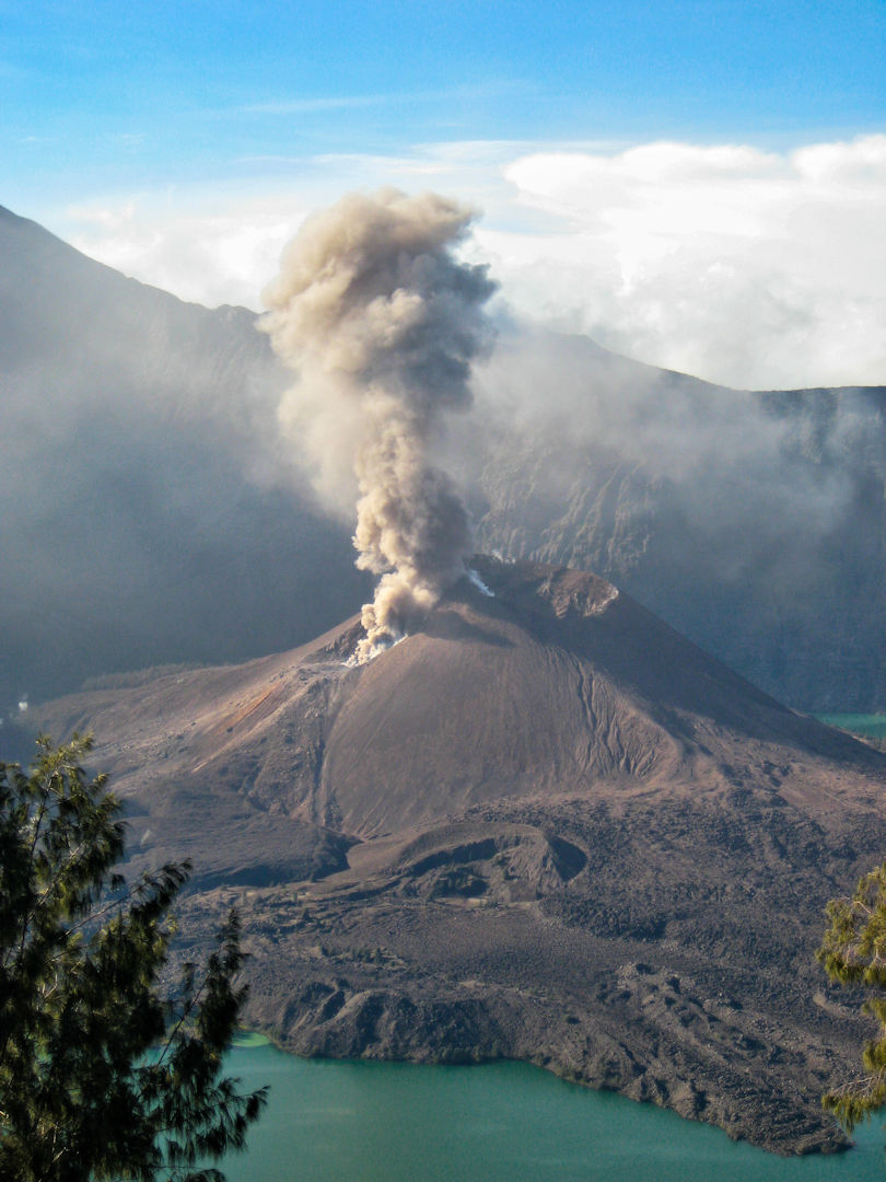rinjani eruption april 2010 on wikimedia commons