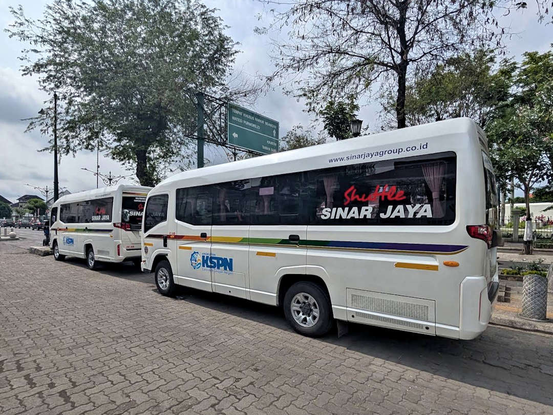 sinar jaya shuttle in yogyakarta bus terminal borobudur