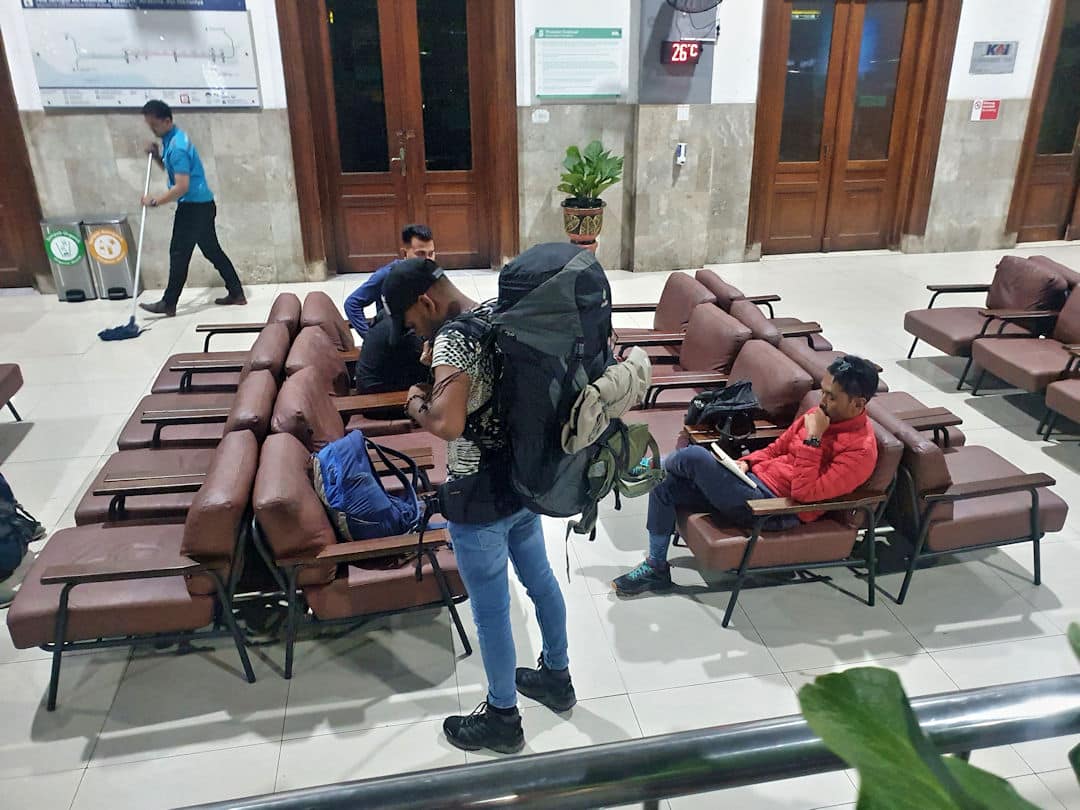stasiun tugu yogyakarta platform 3 waiting area
