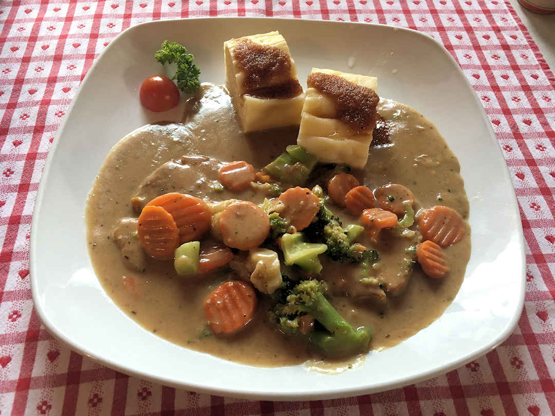 Štrukljis with grilled chicken and vegetables