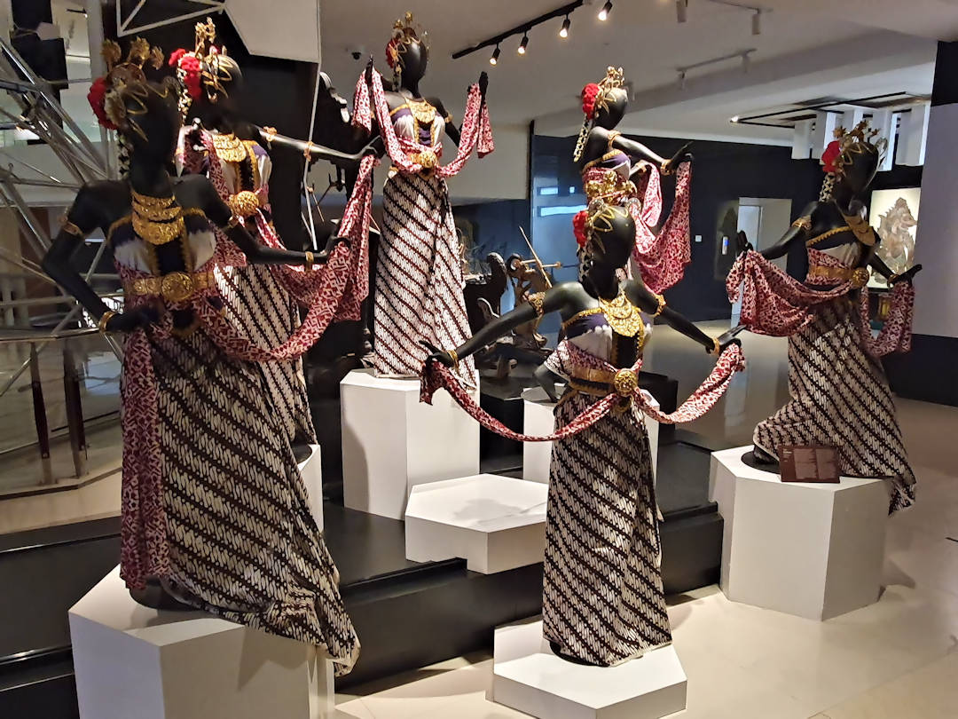 sunobudoyo museum batik exhibit